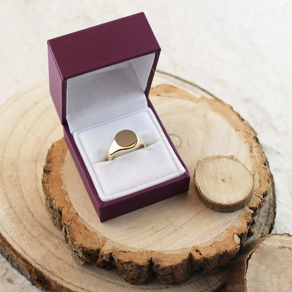 9ct Gold Oval Signet Ring - Z08527 2 9ct Gold Oval Signet Ring - Z08527 - Image 2